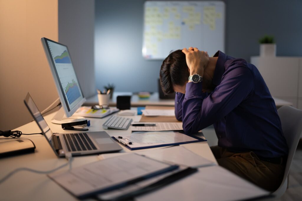 仕事のストレスに悩む男性
