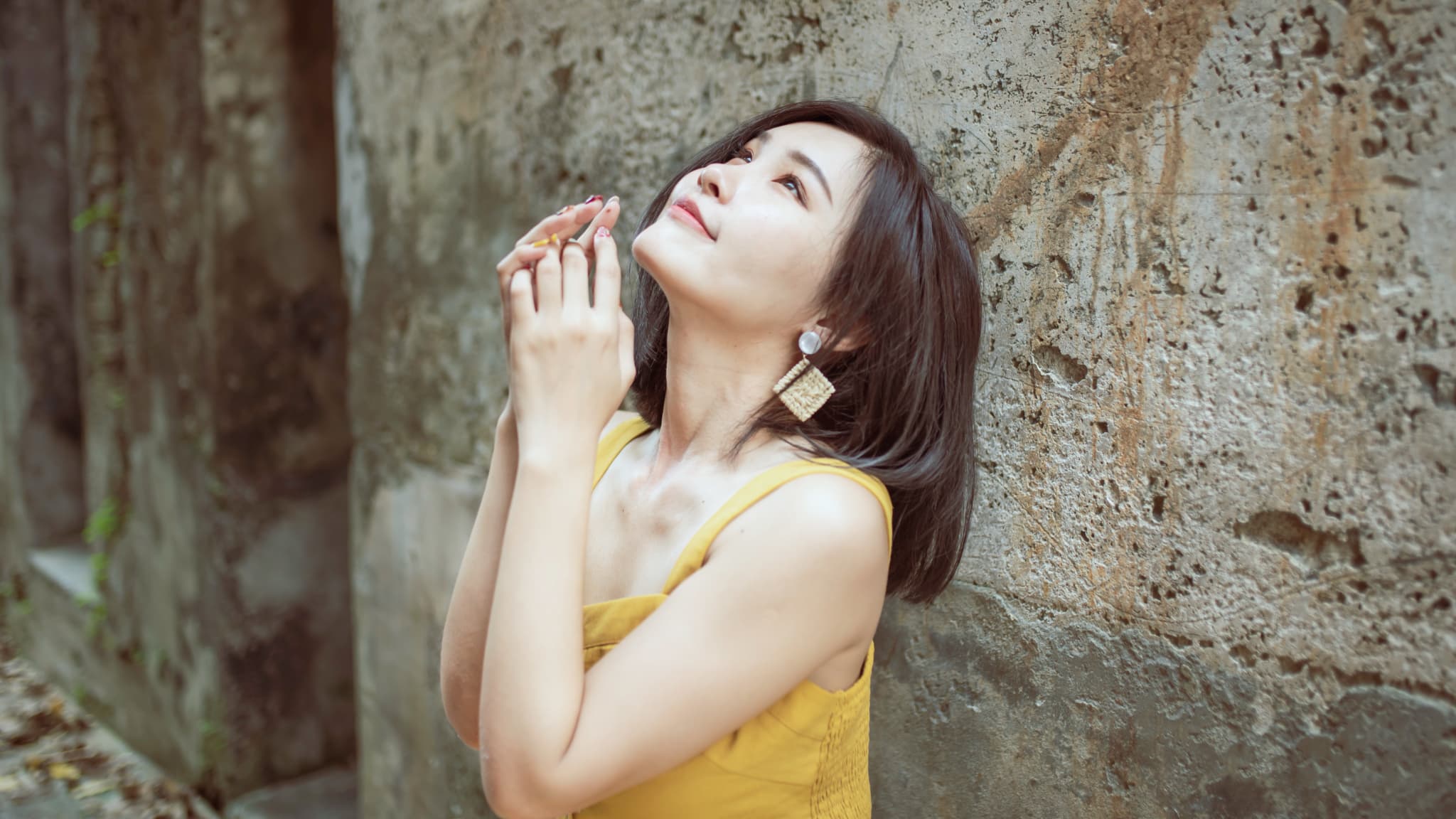上を向く女性